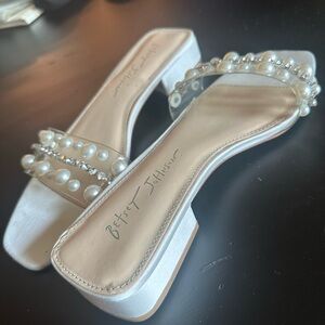 Betsey Johnson Nobbl Slide